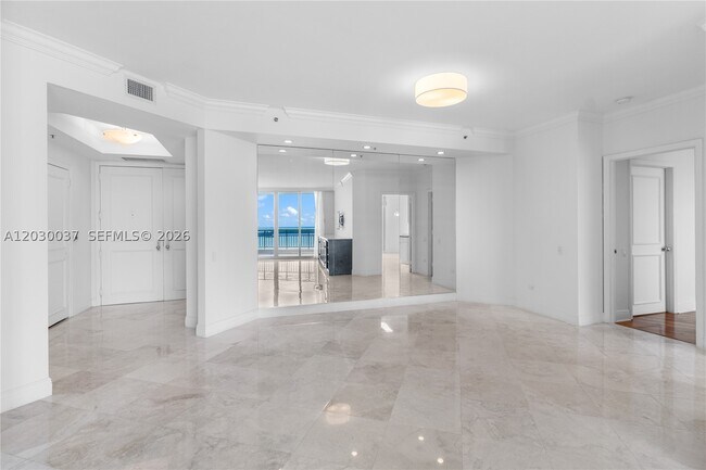 Building Photo - 808 Brickell Key Dr