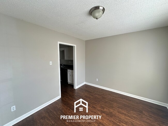 Foto del edificio - Spacious 3BR Memphis Home w/ Vaulted Ceilings, Brick Fireplace & Fenced Yard