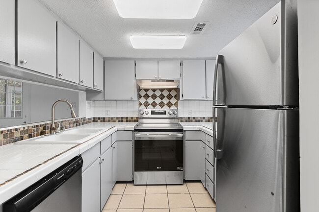 Building Photo - 220 W Saltwood Pl
