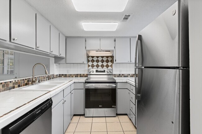 Foto del edificio - 220 W Saltwood Pl