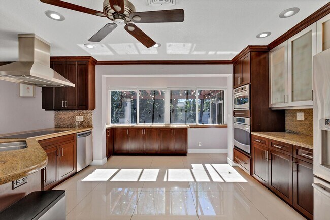 Building Photo - 1200 SW 15th St