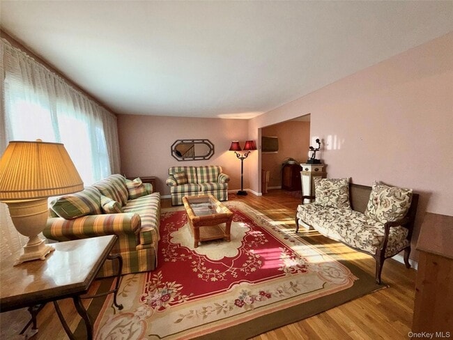 Foto del edificio - 15 Sherry Ln