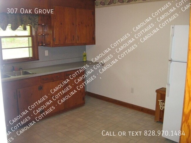 Foto del edificio - 307 Oak Grove Rd