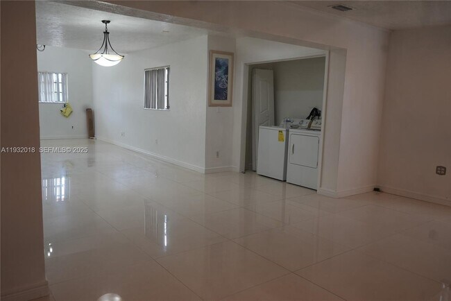 Foto del edificio - 3285 NW 97th St