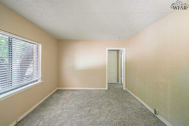 Building Photo - 2104 Virginia Dr