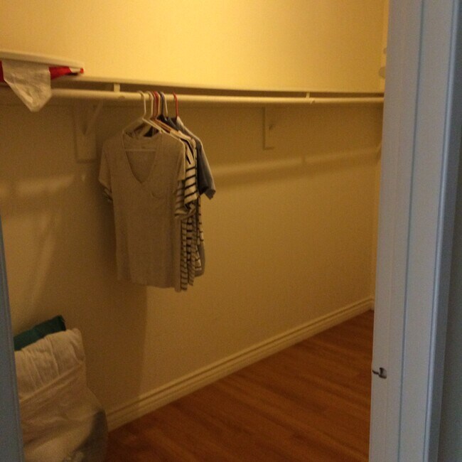 Building Photo - 1350 Kelton Ave