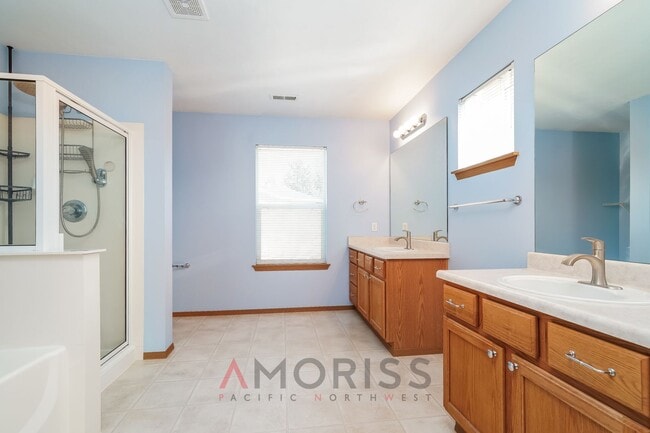 Building Photo - Spacious home in gated community