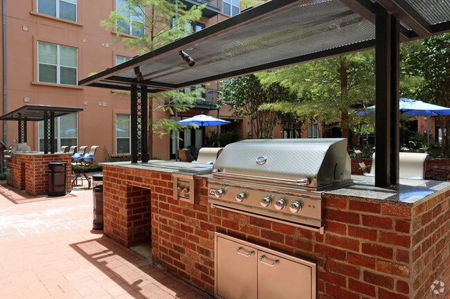 Gazebo Courtyard Grills - La Maison River Oaks