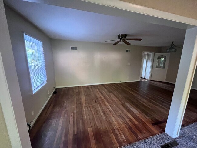 Foto del edificio - 4 Bedroom 2 Bath on Campus
