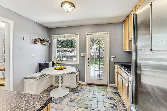 Building Photo - 318 W Hackberry Dr