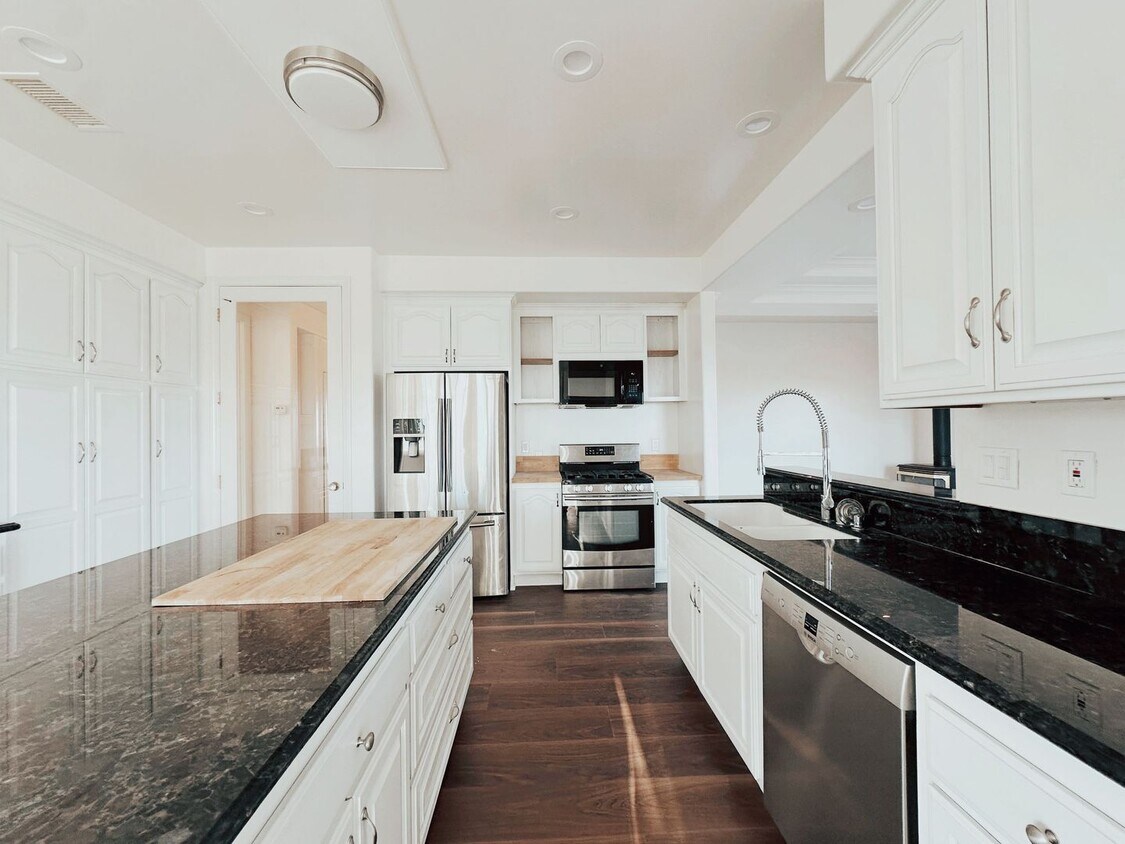 Primary Photo - Spacious 5-Bedroom, 4 Bath Home with Ocean...