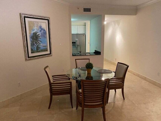 Foto del edificio - 705 Crandon Blvd