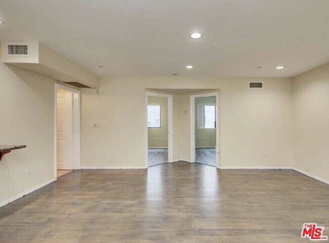 Foto del edificio - 6815 Baird Ave