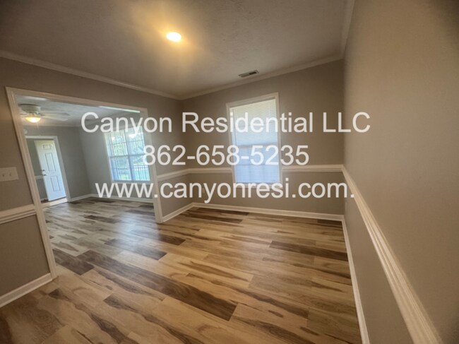 Foto del edificio - 301 Hawthorn Dr