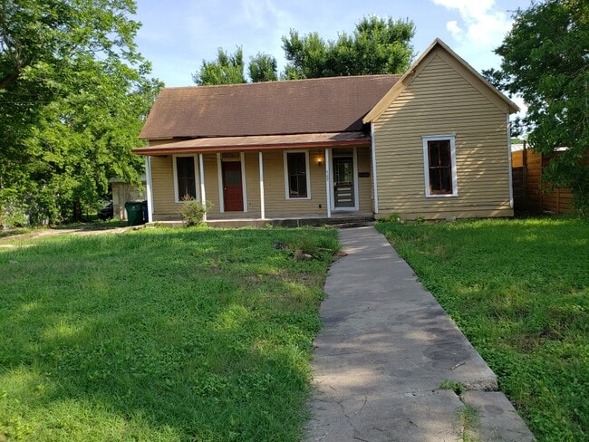 Building Photo - 909 W 5th St