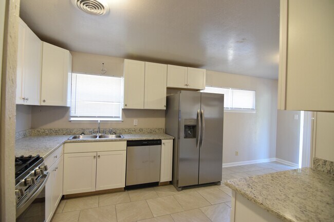 Building Photo - 1303 Cedar Dr