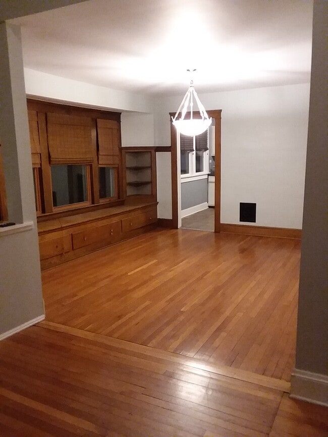 Building Photo - 1332 W 64th St