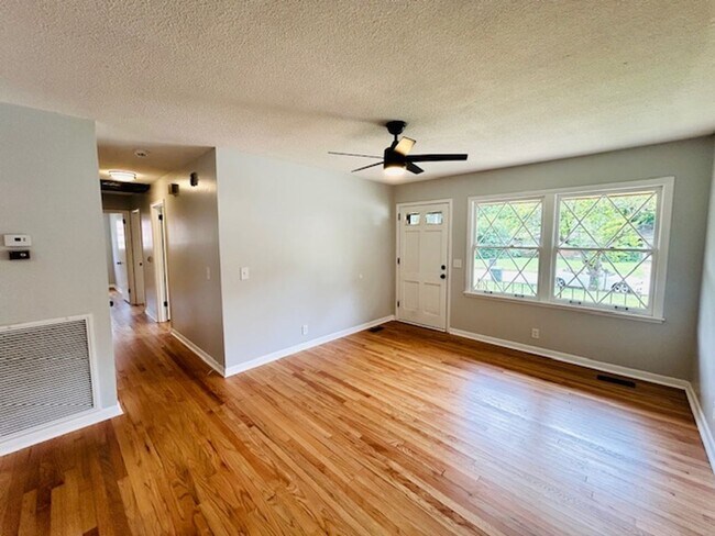 Foto del edificio - MOVE IN SPECIAL- $300 Off First Month's Rent-MOVE IN READY BRICK HOME!