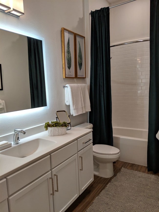 Building Photo - 2201 Edgewater Dr