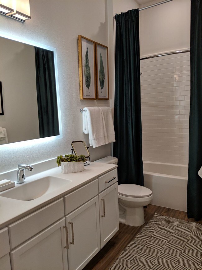 Foto del edificio - 2201 Edgewater Dr