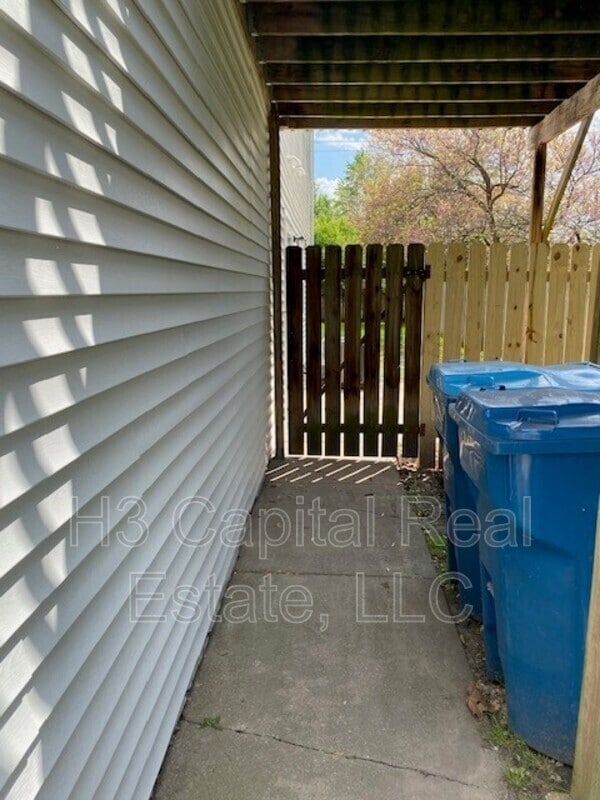 Building Photo - 452 Meadow Dr