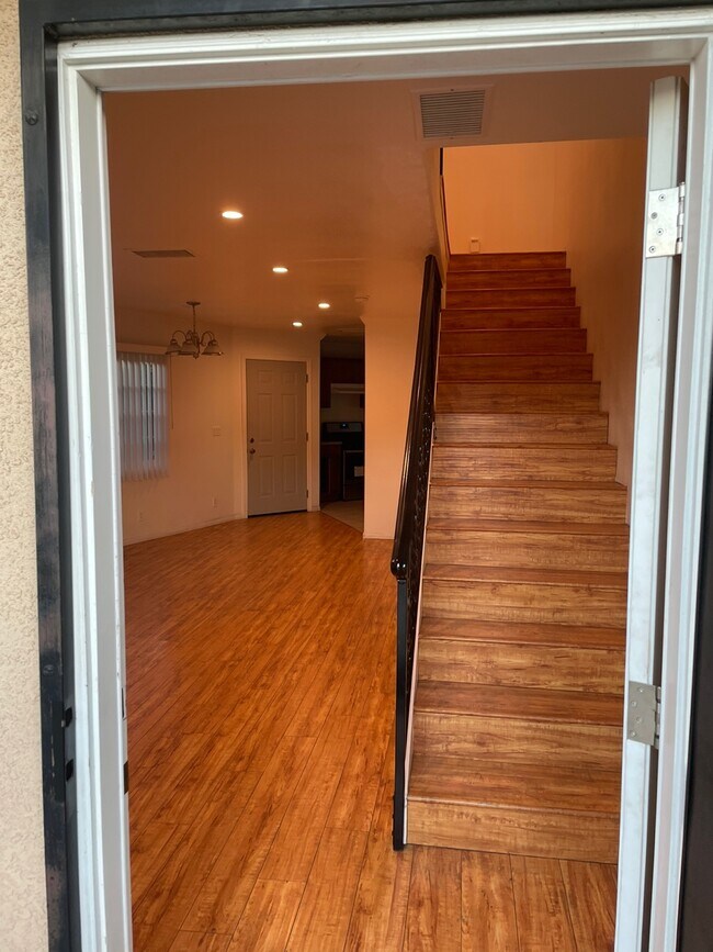 Foto del edificio - 664 N Mariposa Ave