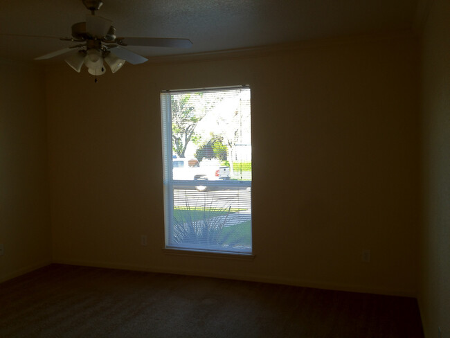 Building Photo - Duplex *LEASING SPECIAL AVAILABLE*