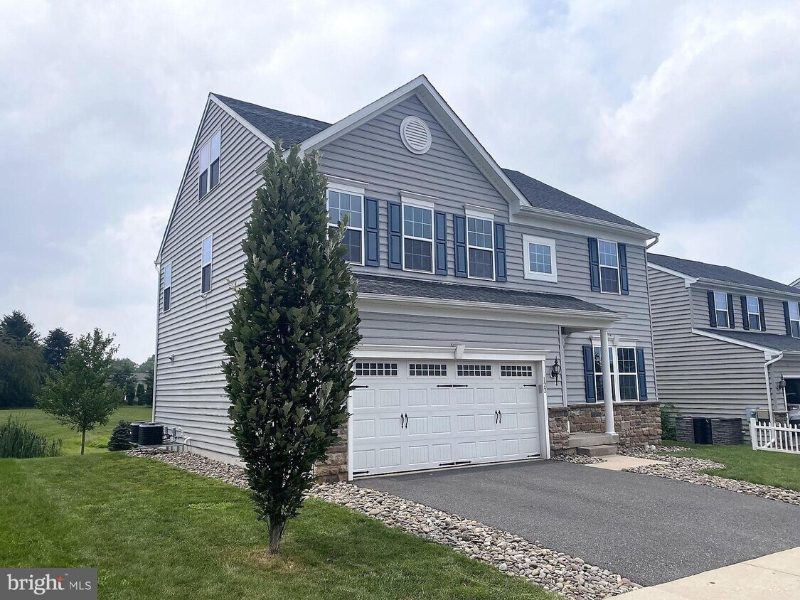 Foto principal - 122 Garrett Ln