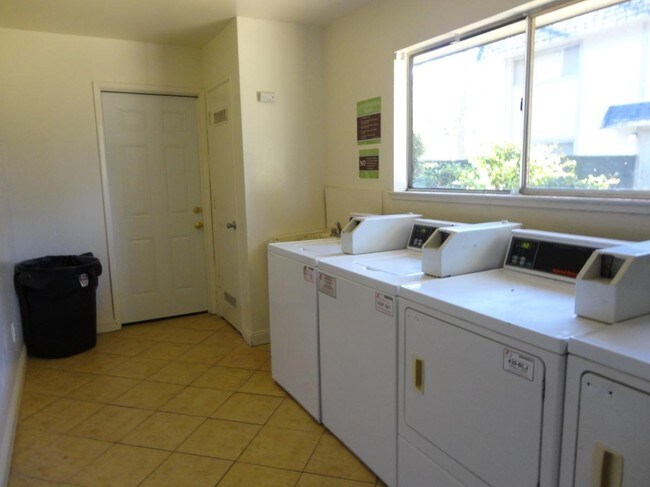 Instalaciones de lavandería - Parkside Townhomes Apartments