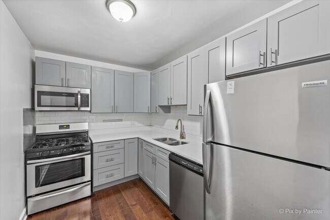 Foto del edificio - 7319 N Rogers Ave