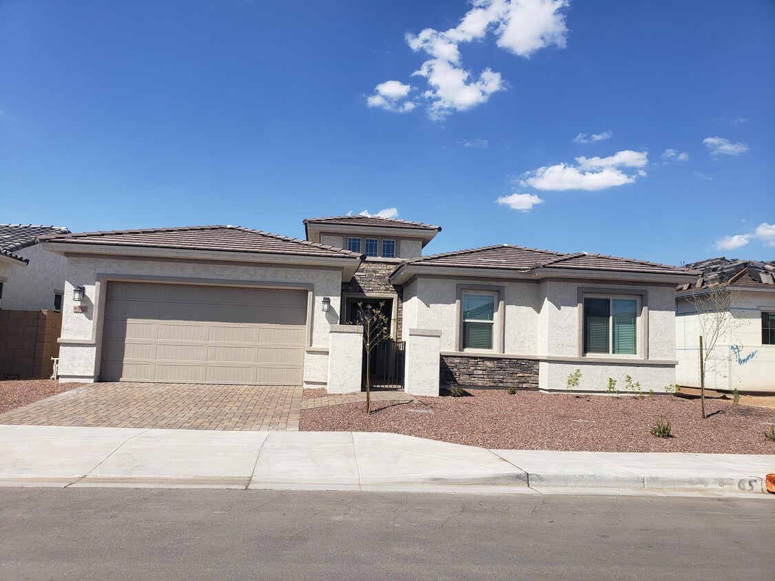 Primary Photo - 8552 W Midway Ave