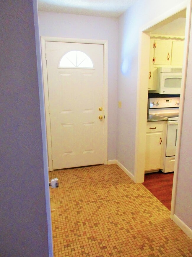 Building Photo - Super Clean 3 Bedroom 1 1/2 Bath House