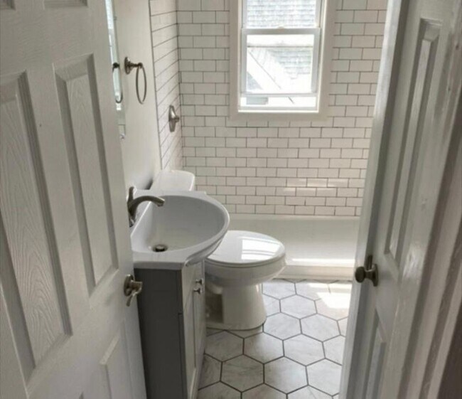 Building Photo - 2033 Maple Ave