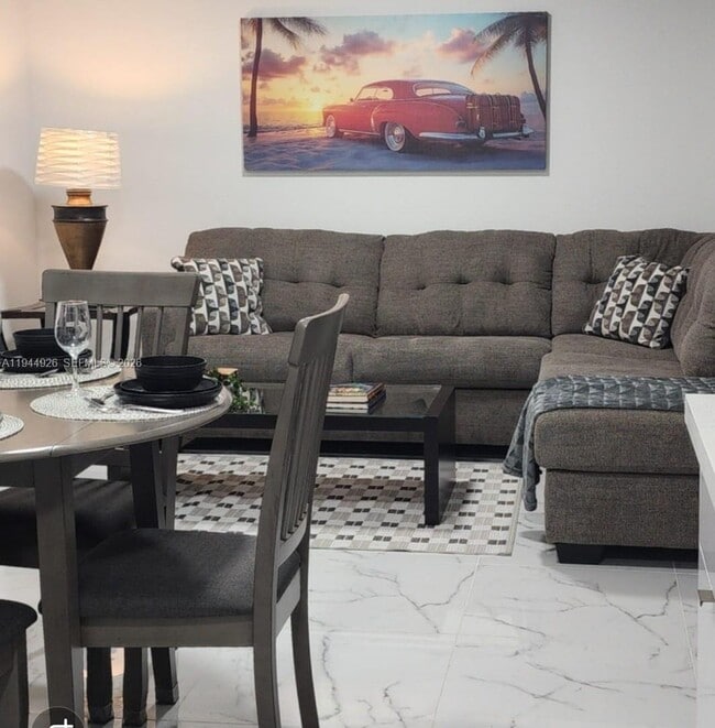 Foto del edificio - 8012 NW 14th Pl