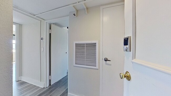 Building Photo - Renovated Unit in an excellent location!!
