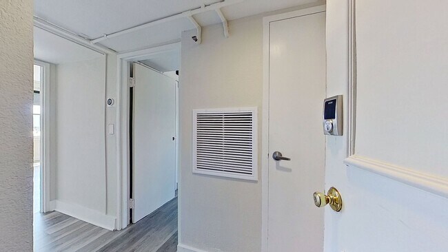 Foto del edificio - Renovated Unit in an excellent location!!