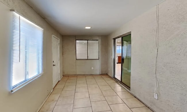 Building Photo - 5628 S 11th Dr