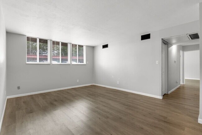 Foto del edificio - Recently updated 2 bedroom condo with upgr...