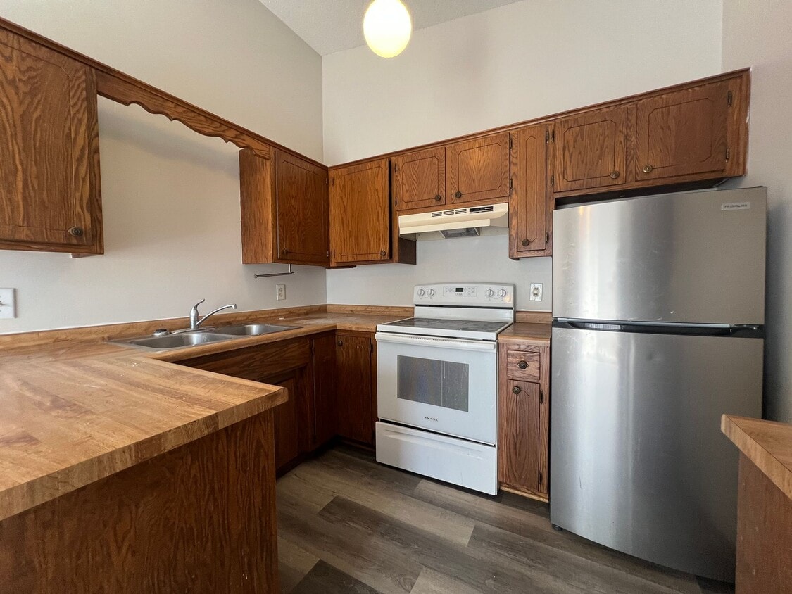 Foto principal - Spacious 2-Bed, 1-Bath Townhome with a Gar...
