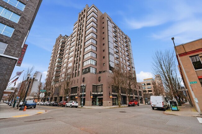 Foto del edificio - Modern + Spacious Pearl District Condo Including 24/7 Security +1  Secured Parking Spot Available...