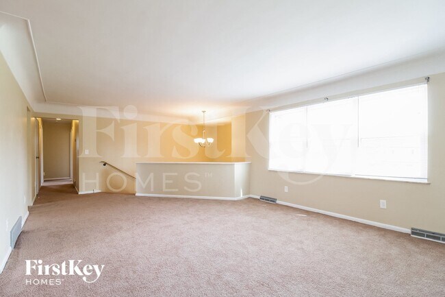 Foto del edificio - 8431 Bluebird Dr