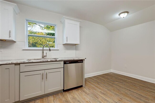 Building Photo - 104 Klassing St SW