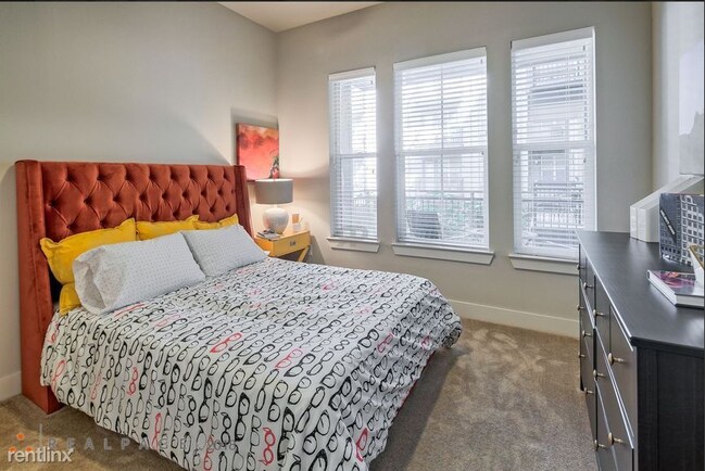 Foto del edificio - 4234 Maple Ave