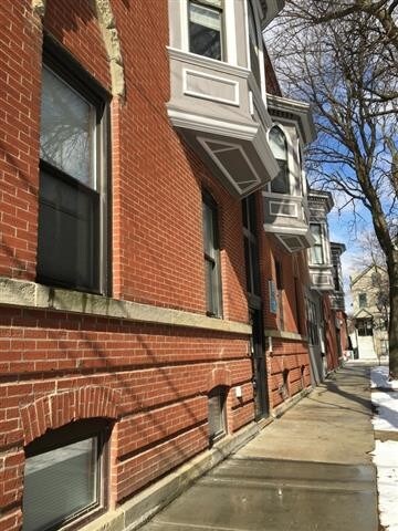 Exterior de ladrillo histórico - 1819 W Belmont