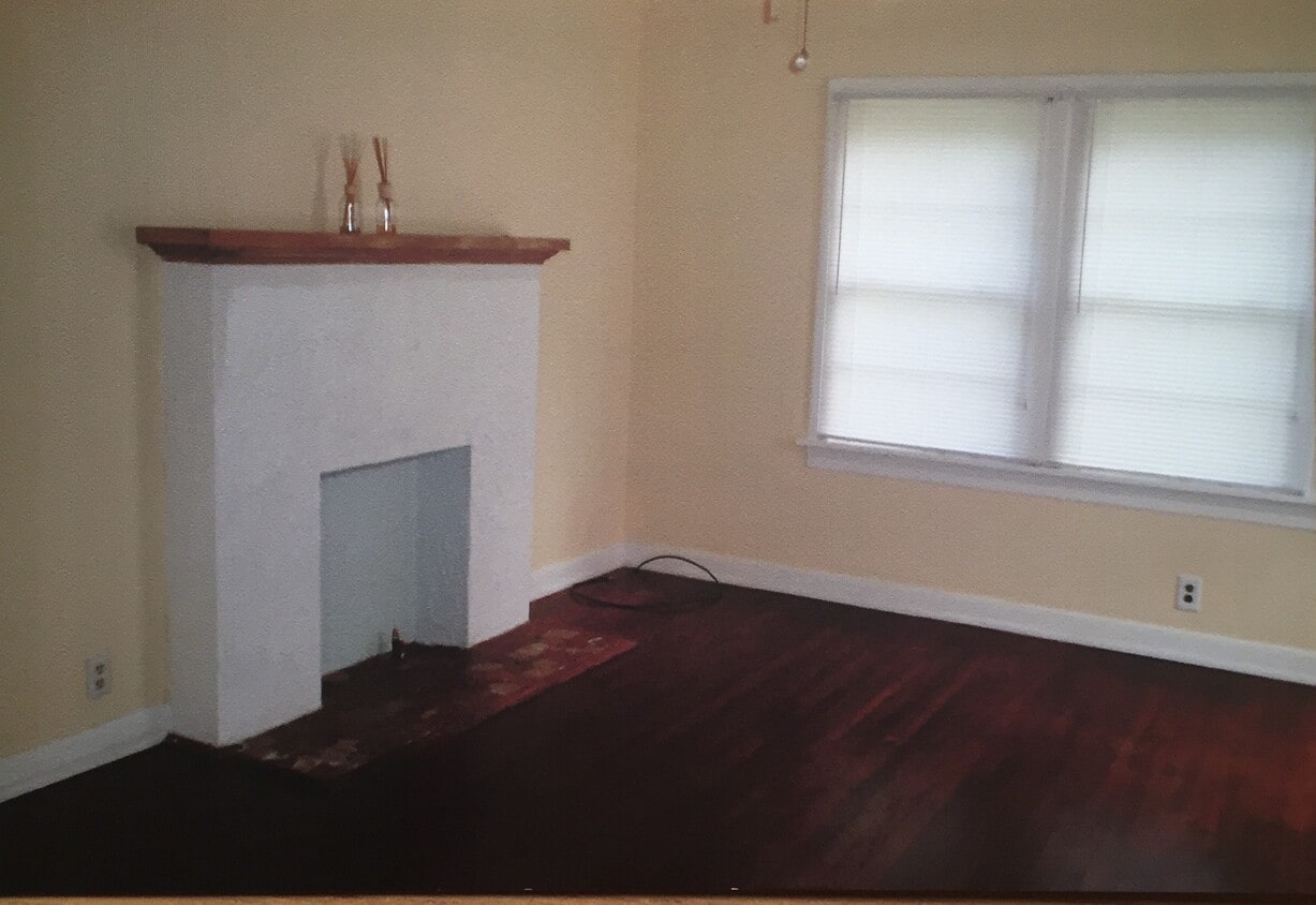 Living - 226 E Elmwood St