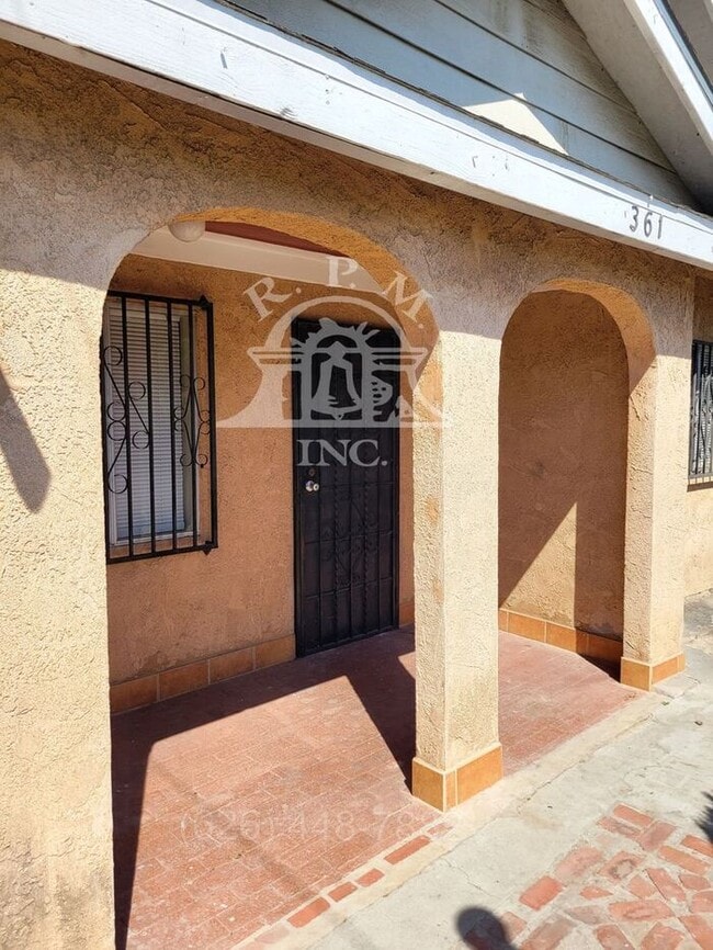 Foto del edificio - 3 Bedroom House With Plenty of Parking and Large Yard in Los Angeles, CA.