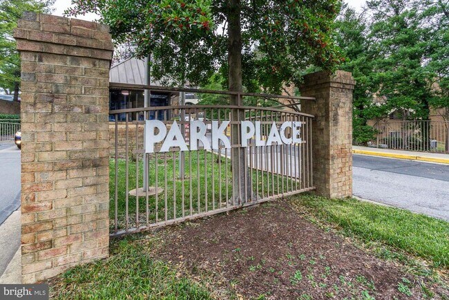 Building Photo - 3127 Hawthorne Dr NE