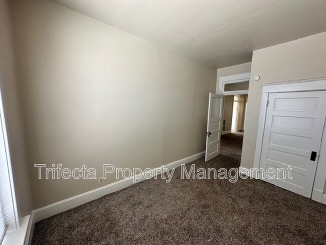 Building Photo - 202 1st St