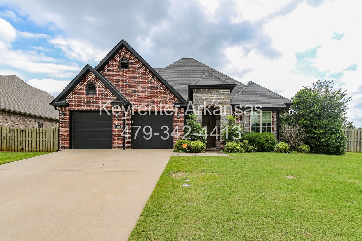 Gorgeous 3 bed/3 bath home in great Bentonville neighborhood - Gorgeous 3 bed/3 bath home in great Bentonville neighborhood