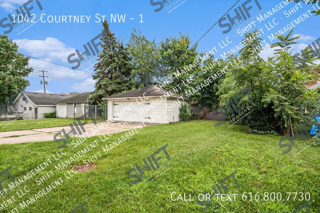 Foto del edificio - 1042 Courtney St NW